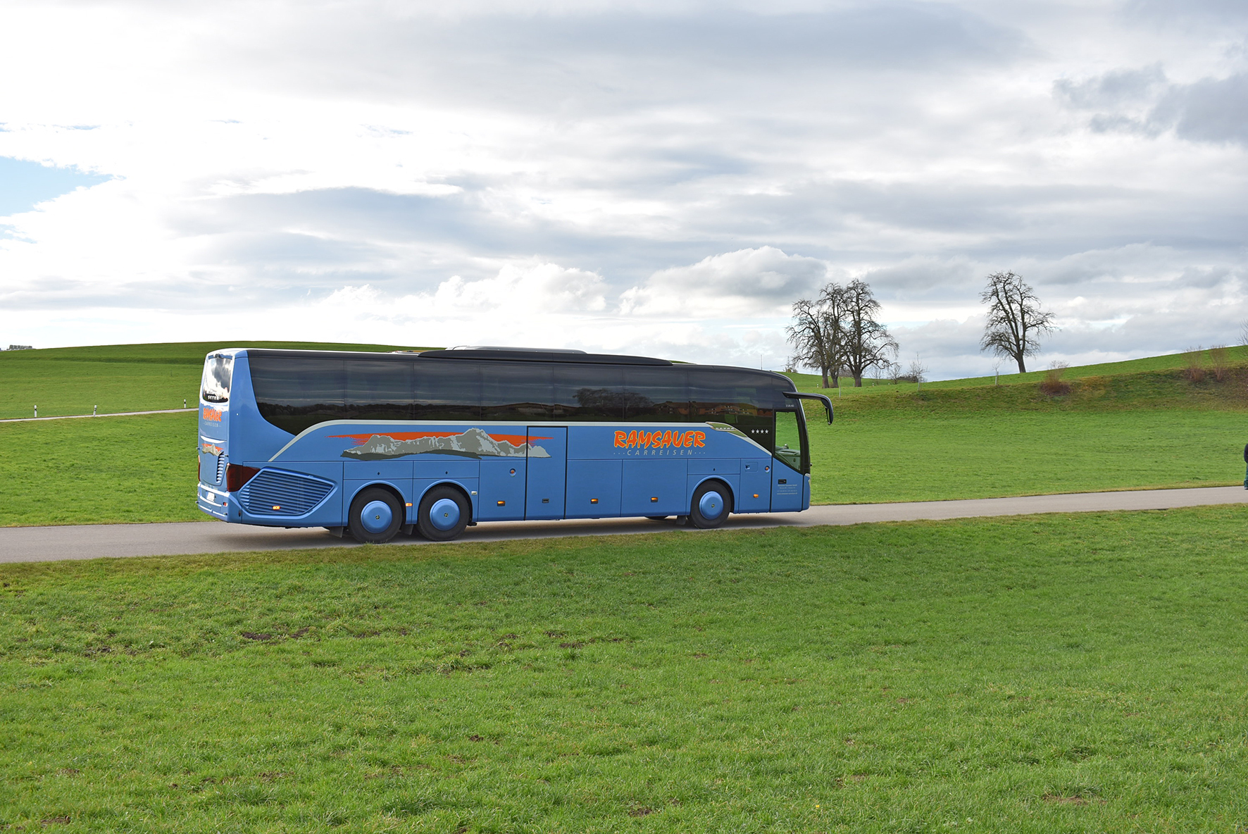 50 Plätzer S 516 HD Car auf der Wiese