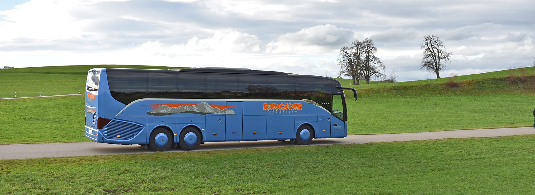 50 Plätzer S 516 HD Car auf der Wiese