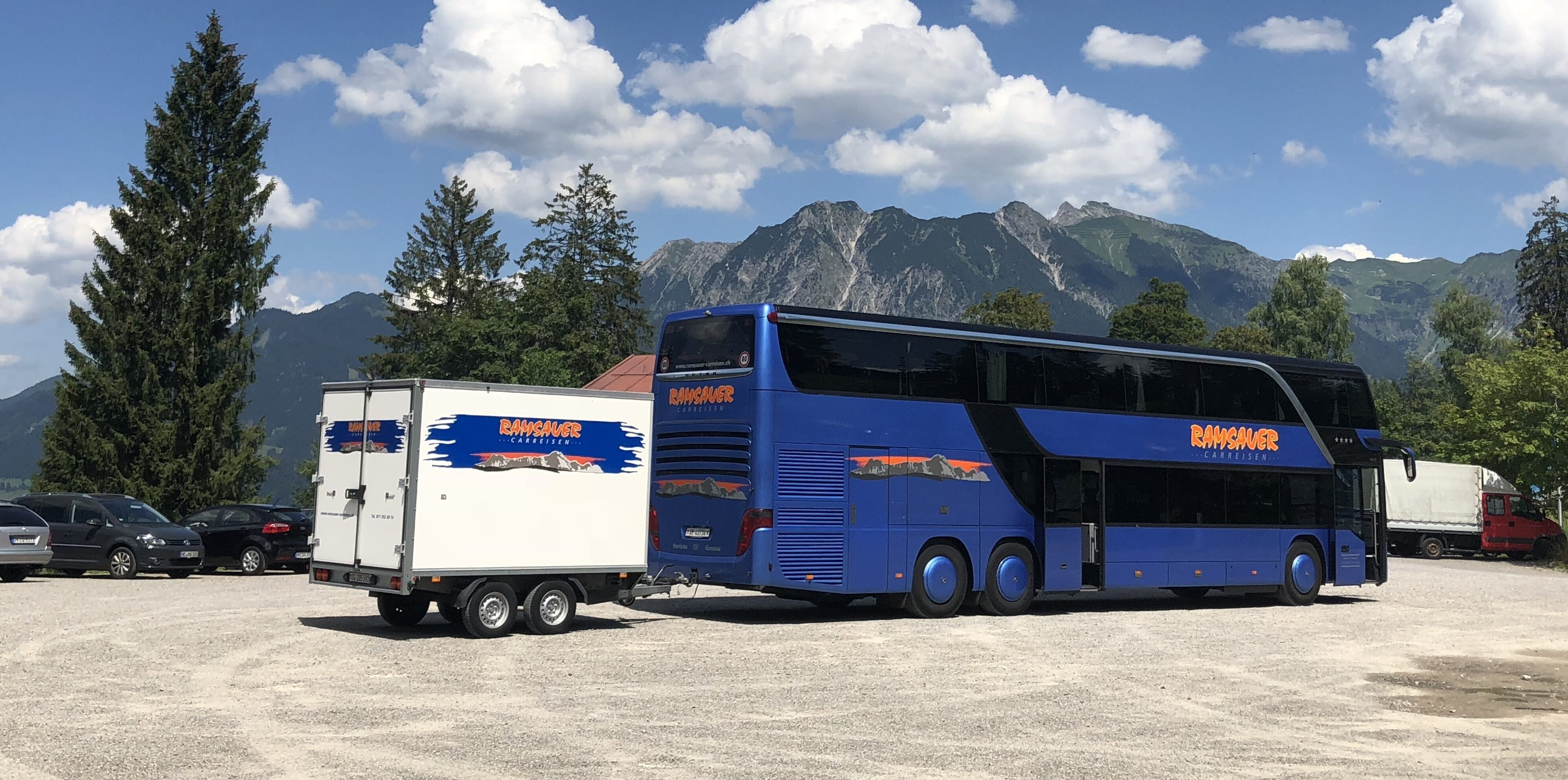 DT431 mit Anhaenger Berge