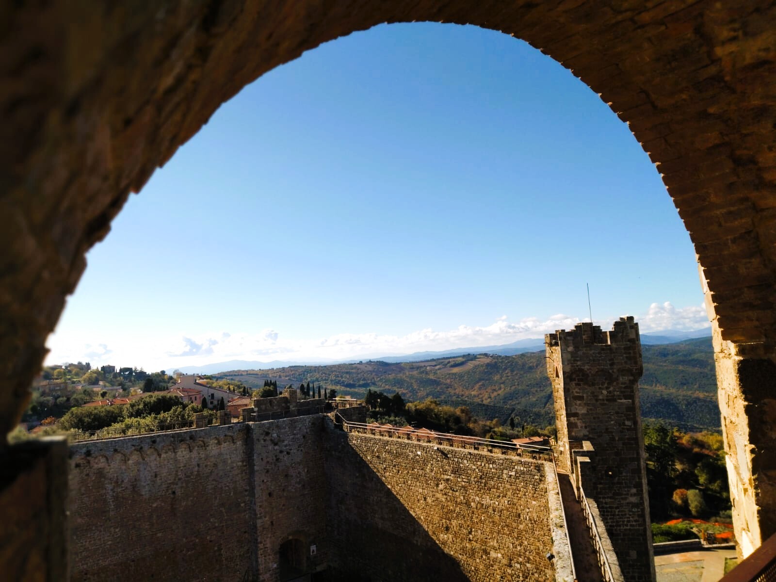 Montalcino mit Festung und Weitblick auf die Toskana