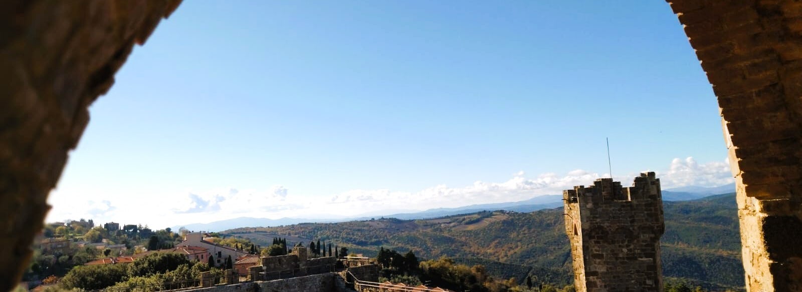 Montalcino mit Festung und Weitblick auf die Toskana