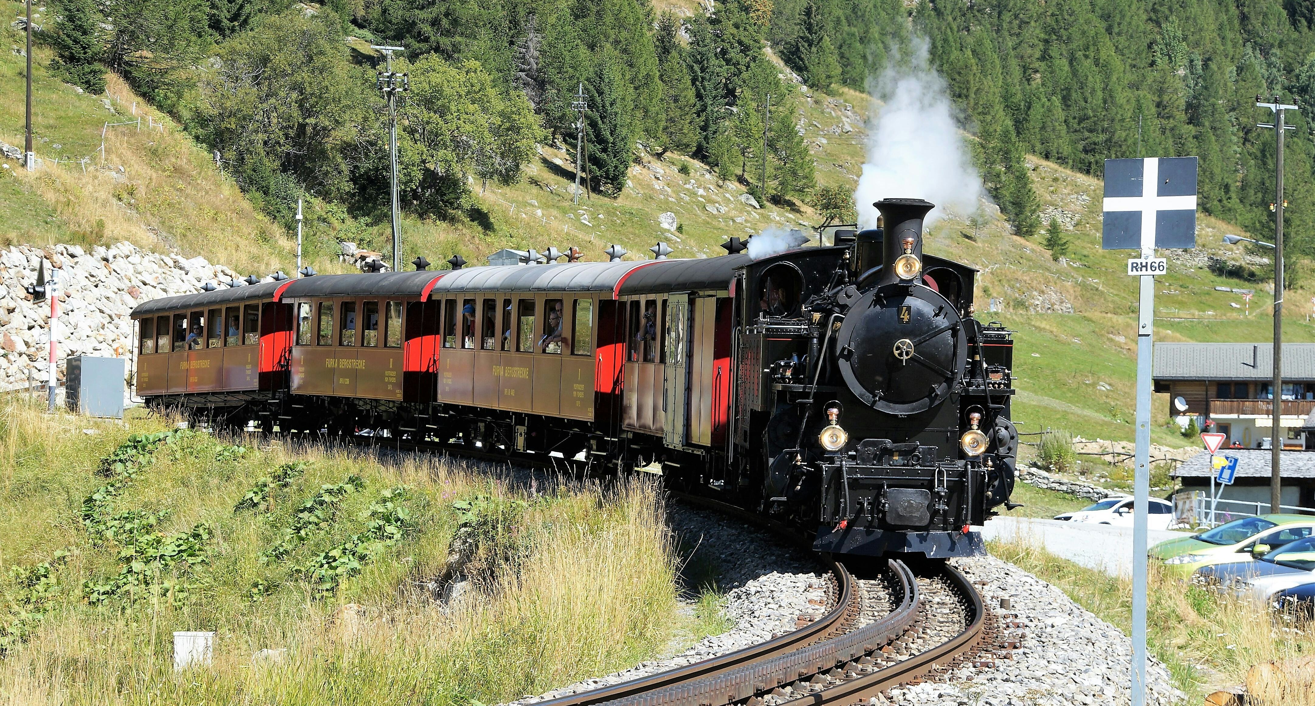 Furka Dampfbahn DFB Zug bei der Einfahrt in die Station Oberwald