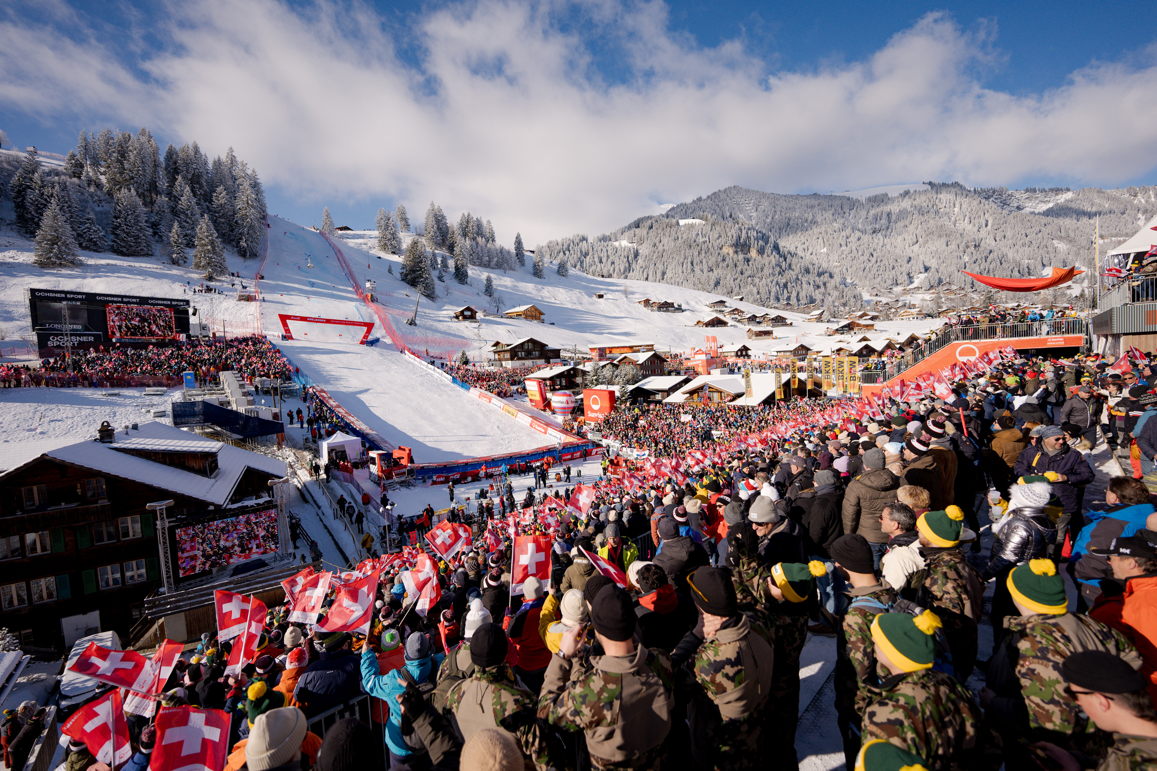 Skirennen Adelboden Chuenisbärgli, Zielhang mit Fans und blauem Himmel