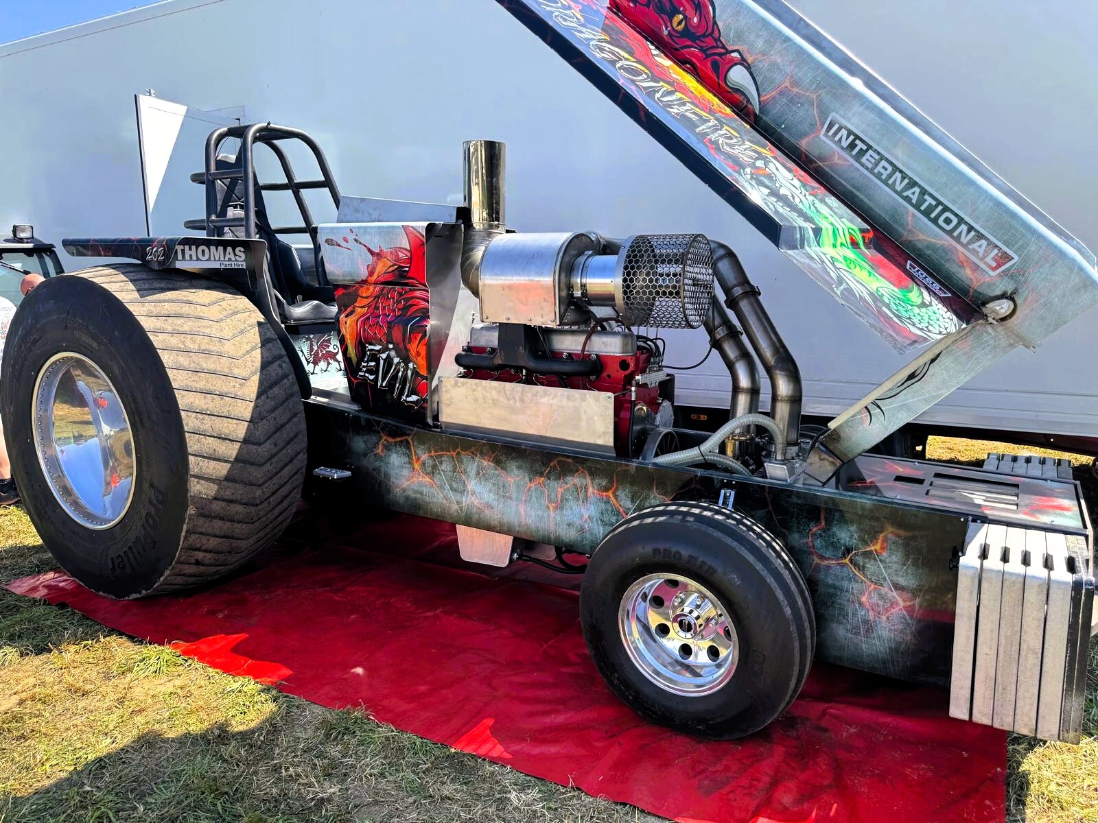 Tractor Pulling Motorhaube geöffnet