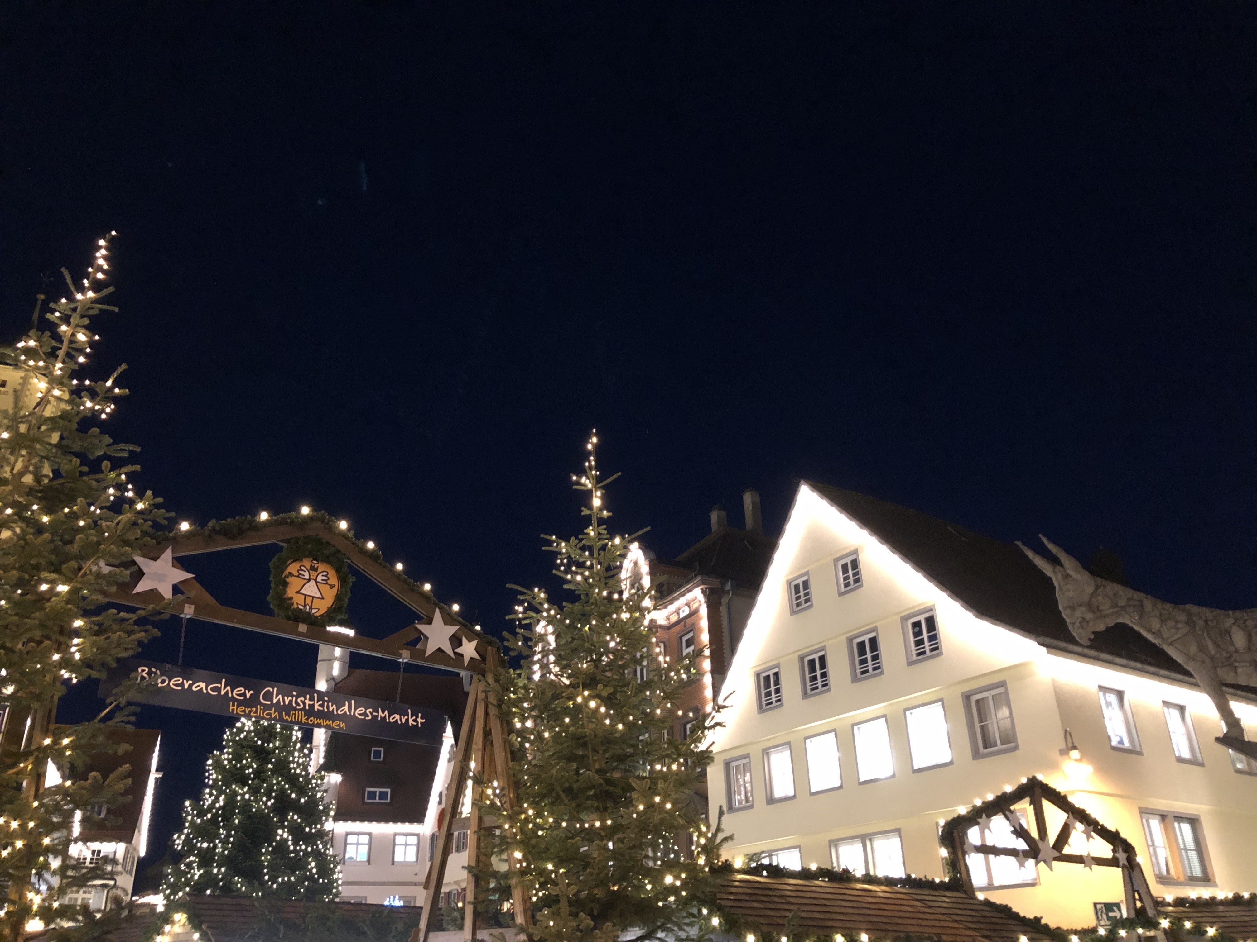 Biberach an der Riss am Abend mit den Lichtern auf dem Weihnachtsmarkt