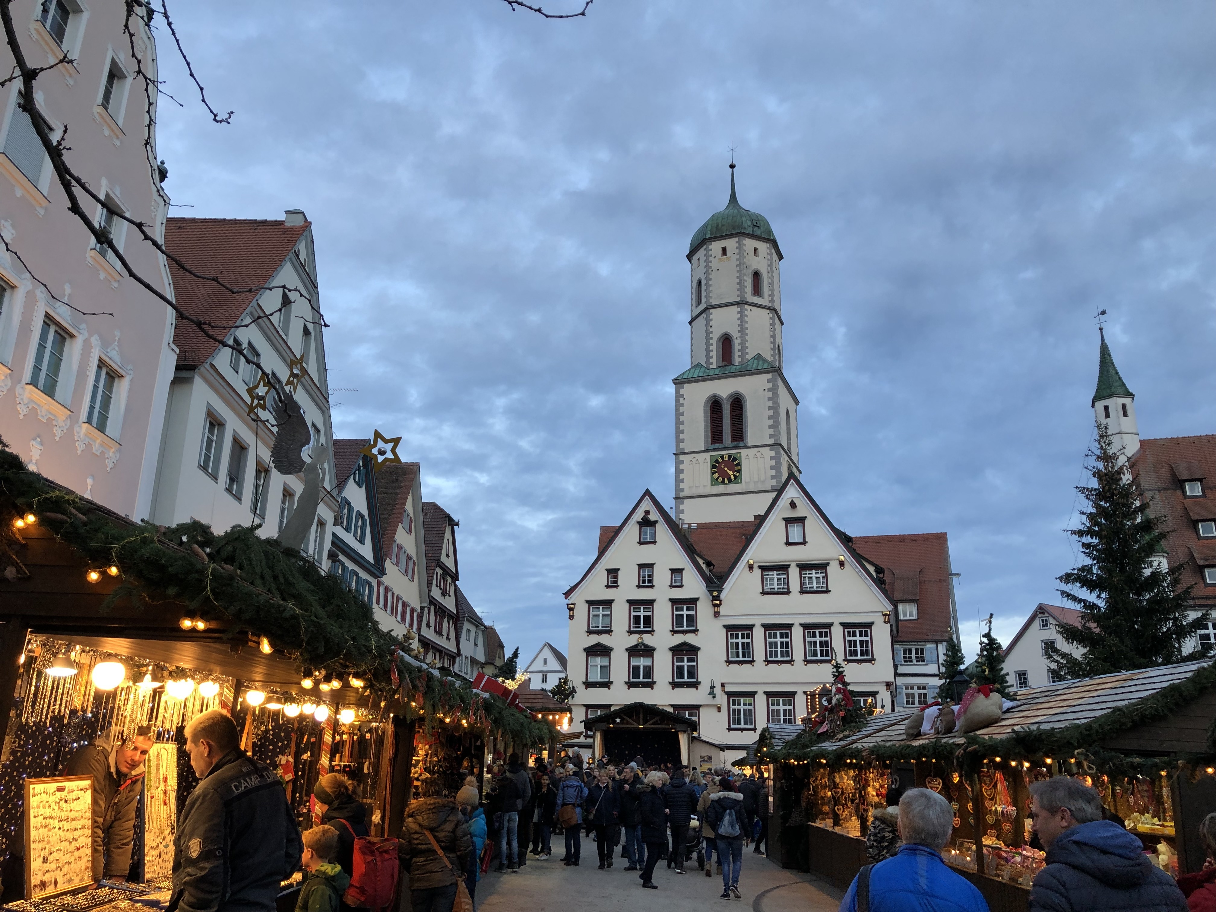 Weihnachtsmarkt Biberach an der Riss mit Marktständen mit Kirchturm St. Martin
