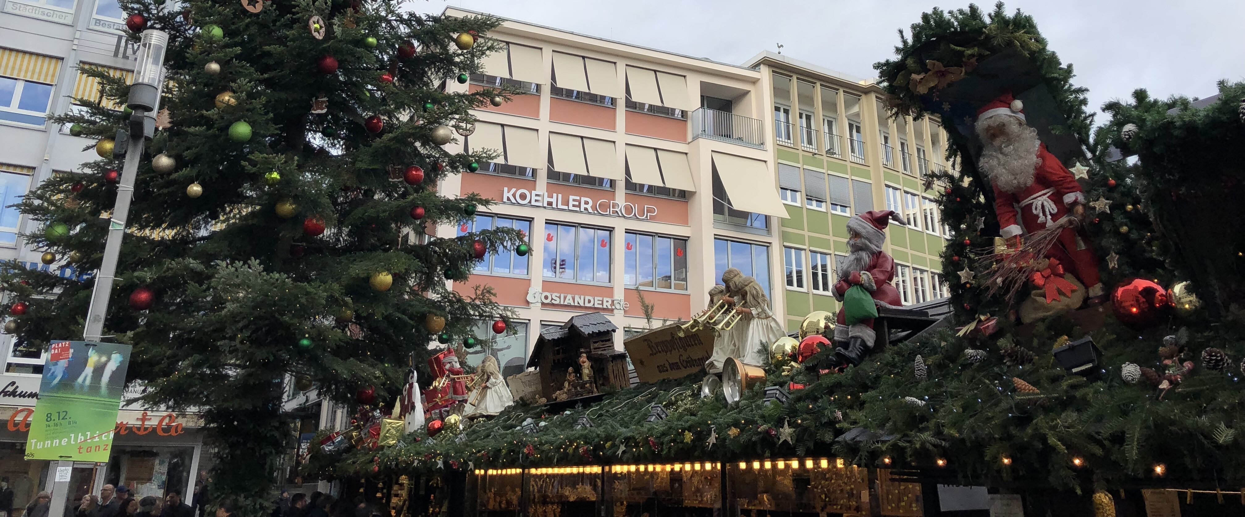 Stuttgart_Weihnachtsbaum_am_Weihnachtsmarkt