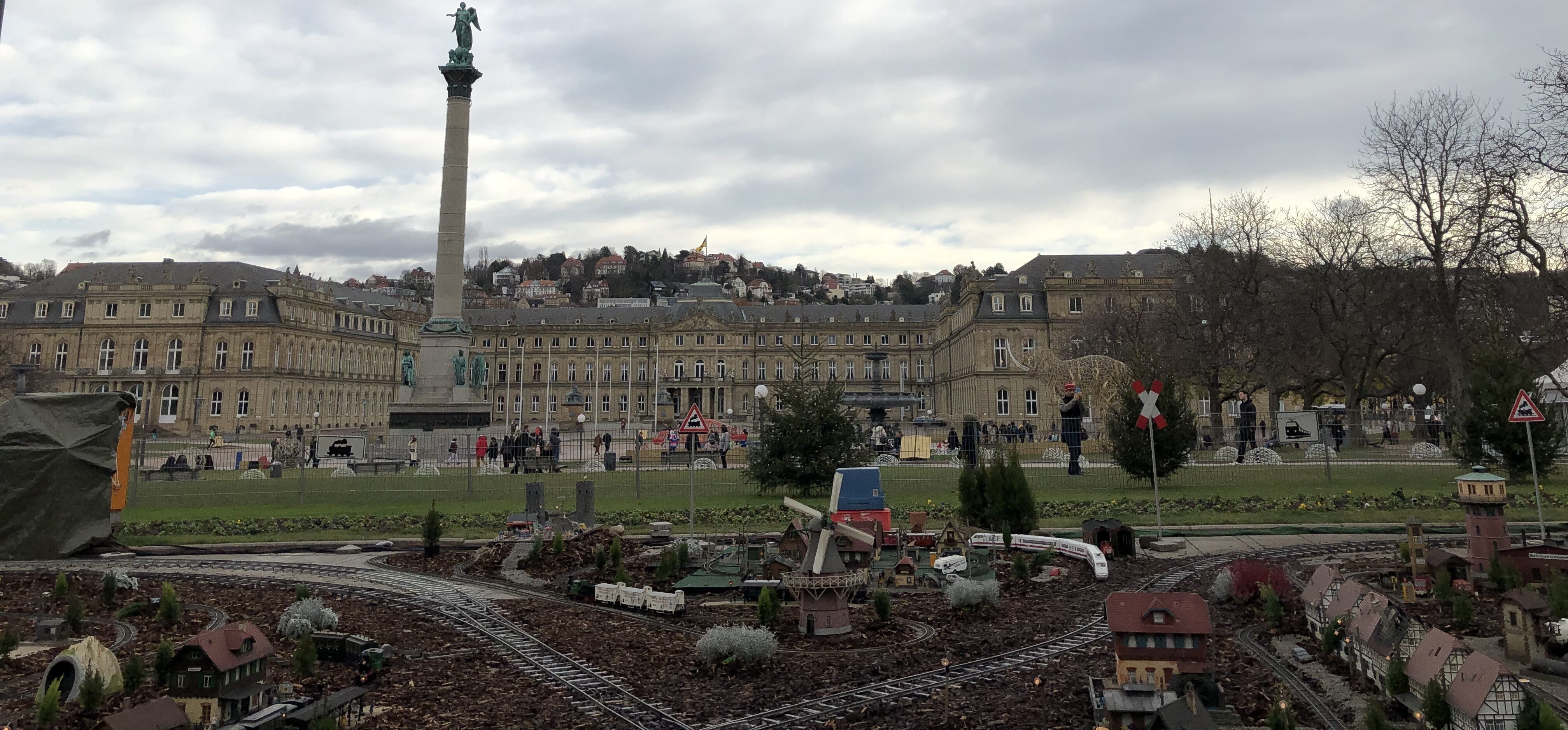 Stuttgart_Eisenbahn_am_Weihnachtsmarkt