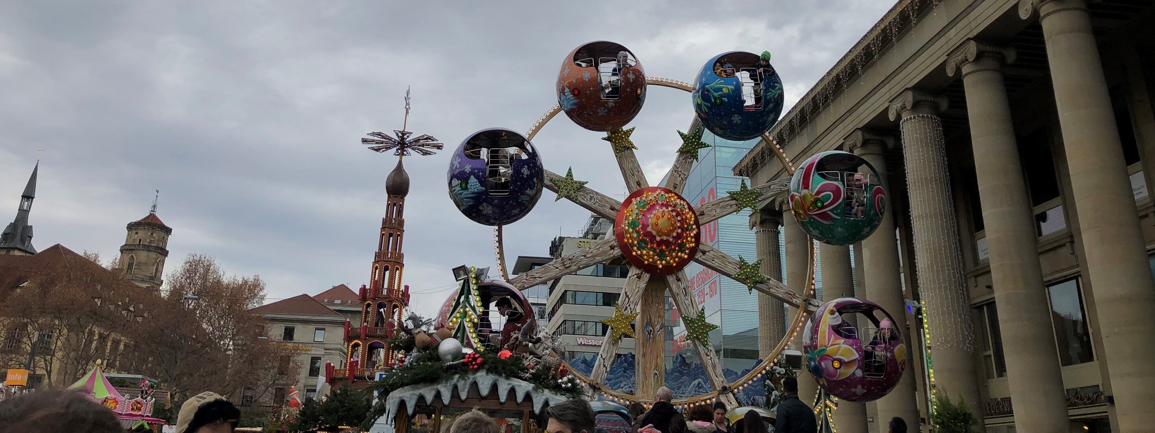 Weihnachtsmarkt Stuttgart mit Fahrgeschäft