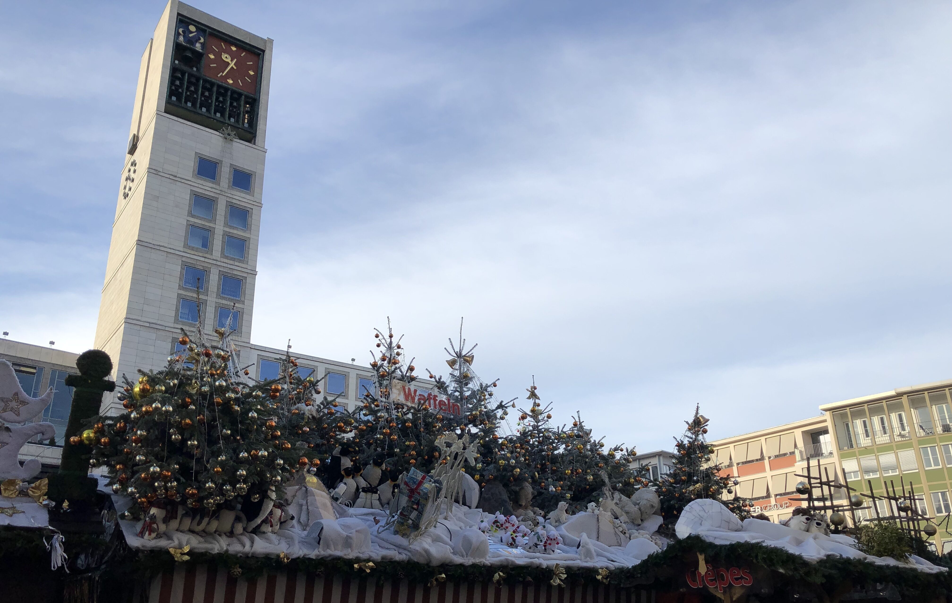 Weihnachtsmarkt Stuttgart mit Dekoration auf den Holzhütten