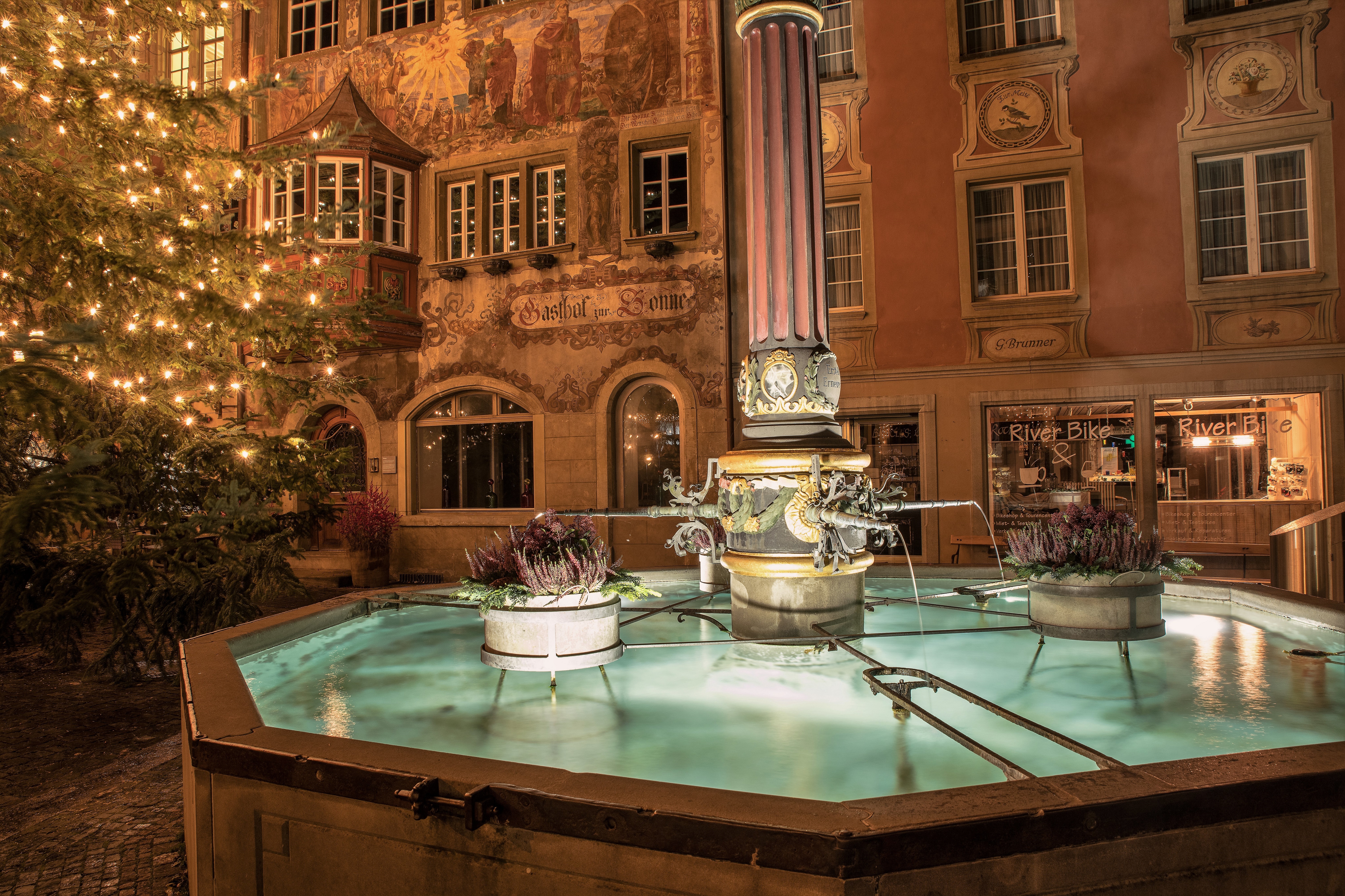 Steinam Rhein Brunnen Rathausplatz Christbaum Nacht