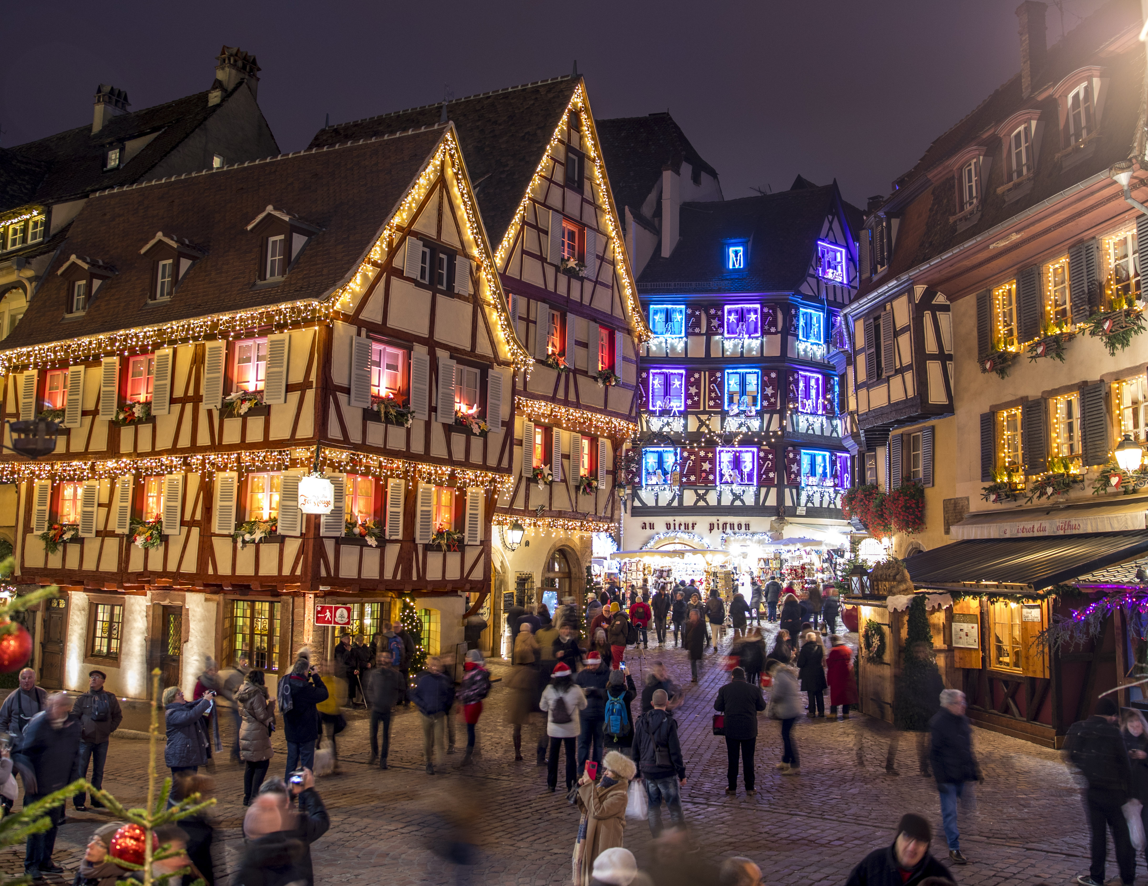 Weihnachtsmarkt in Colmar mit Lichtern bei Nacht