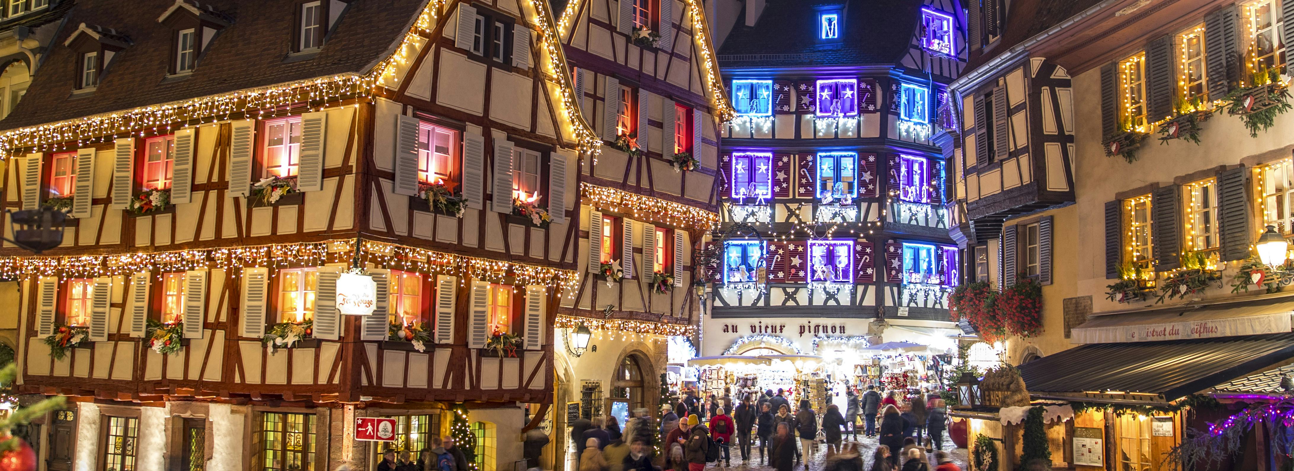 Weihnachtsmarkt in Colmar mit Lichtern bei Nacht