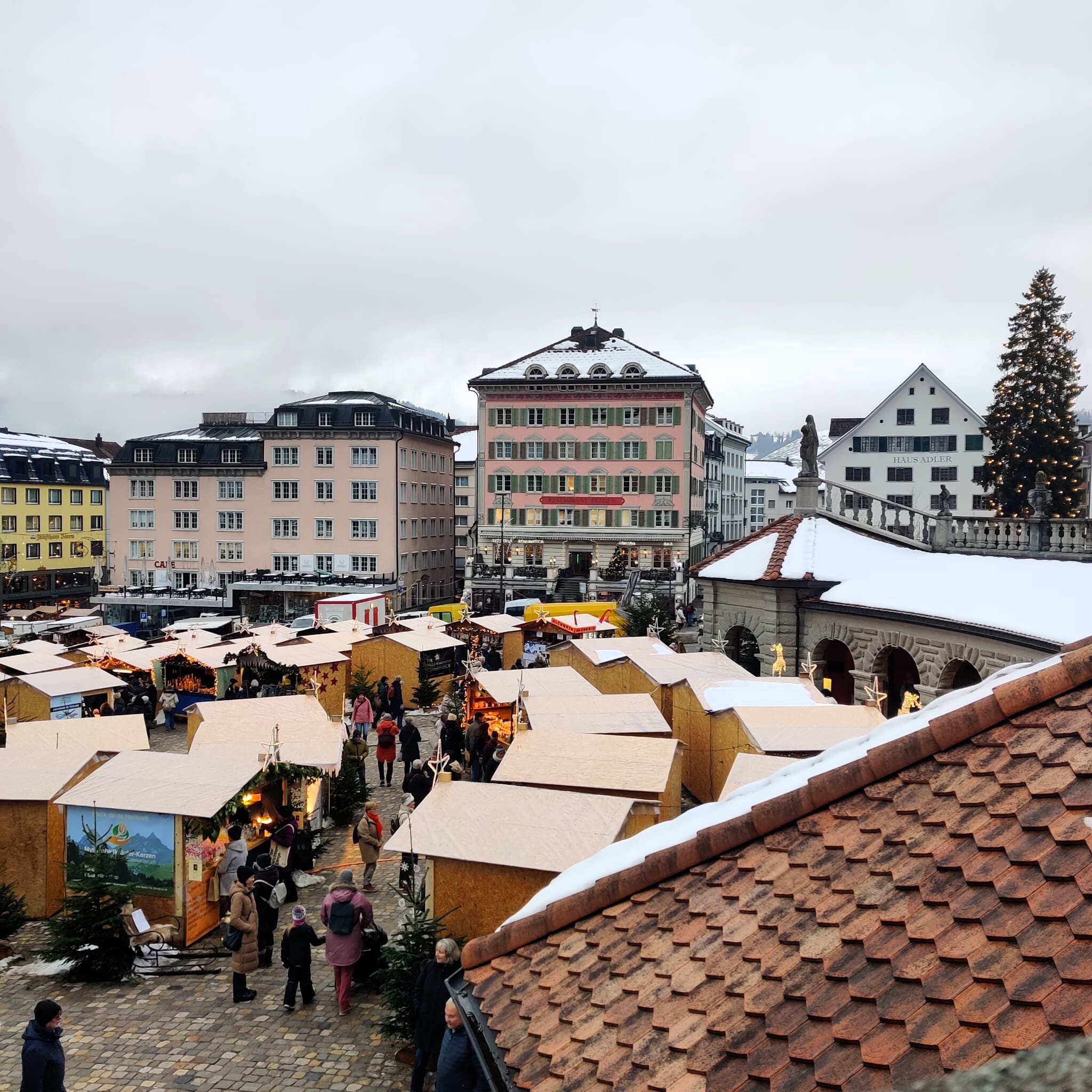 Weihnachtsmarkt Einsiedeln Klosterplatz mit Tannenbaum