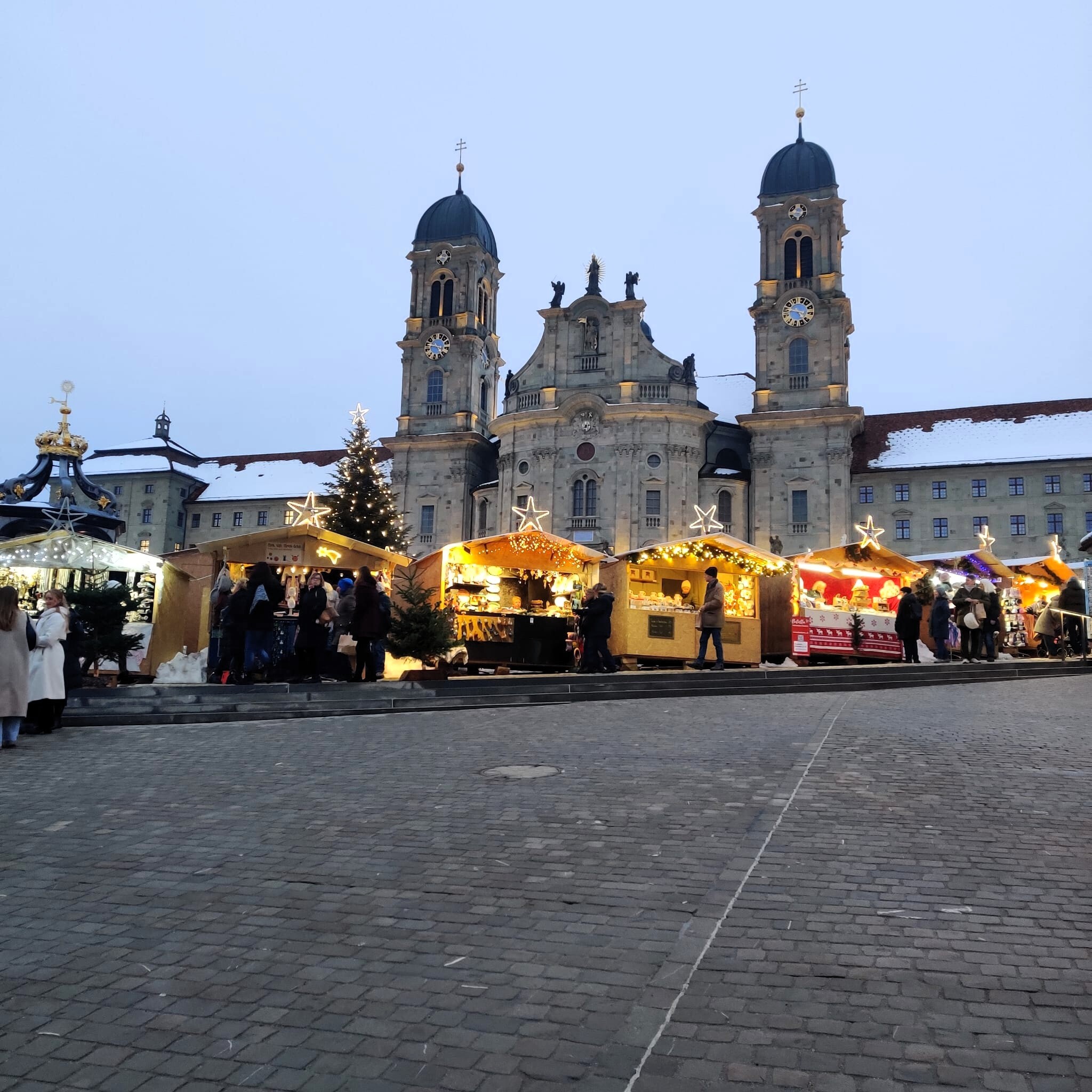 Weihnachtsmarkt Einsiedeln mit Kloster