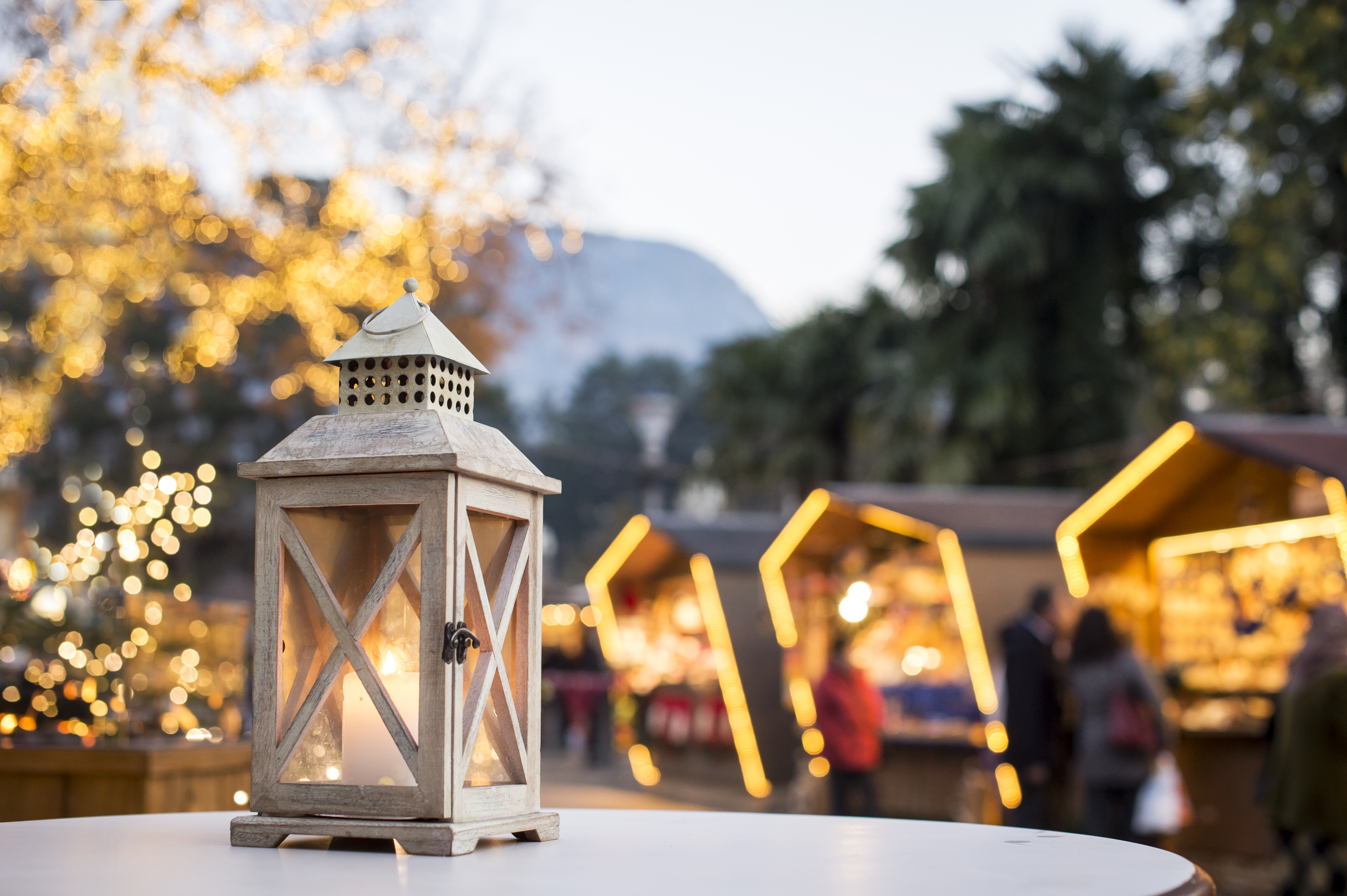 Weihnachtsmarkt mit Laterne in Meran