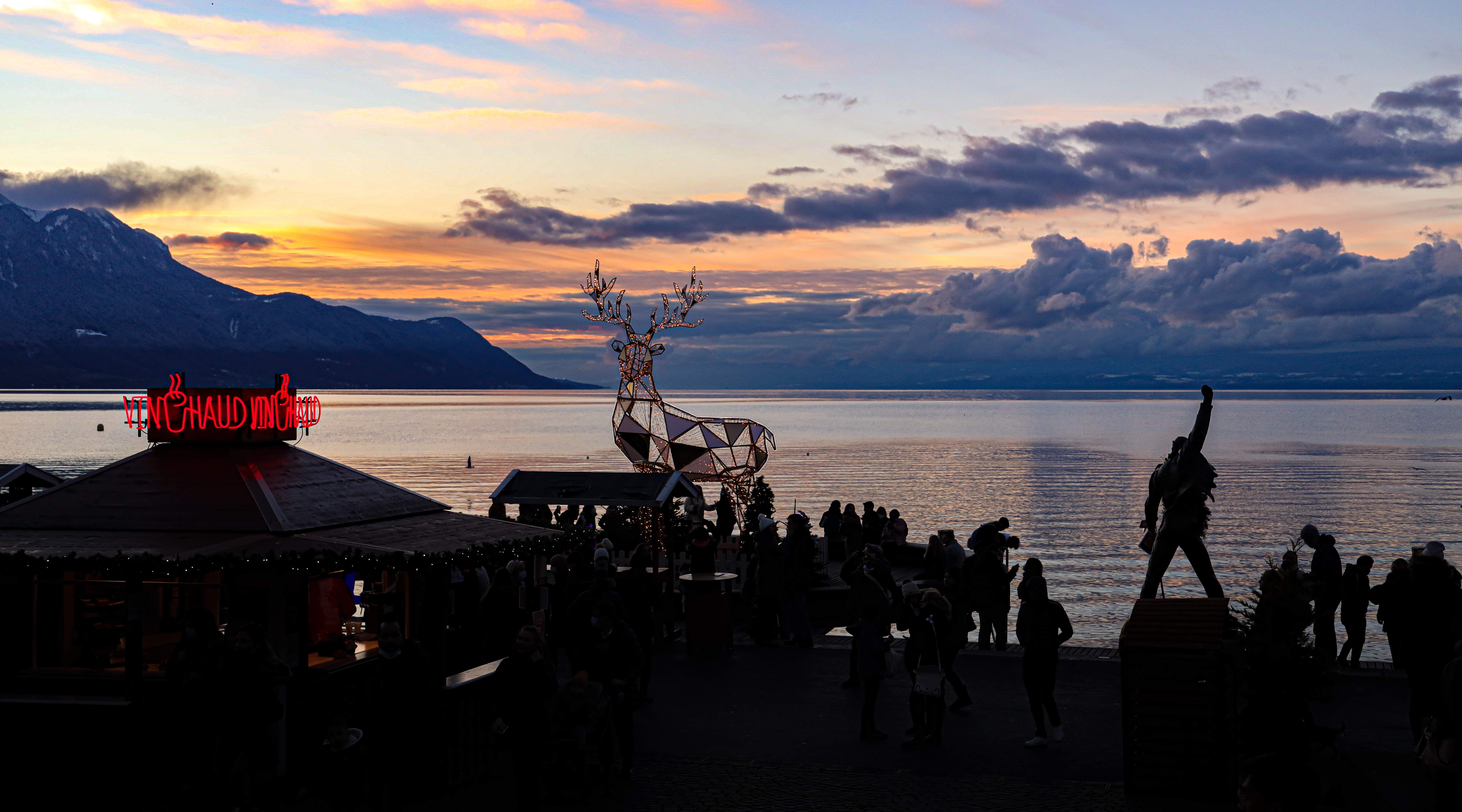 Weihnachtsmarkt in Montreux Abendstimmung auf dem Genfersee