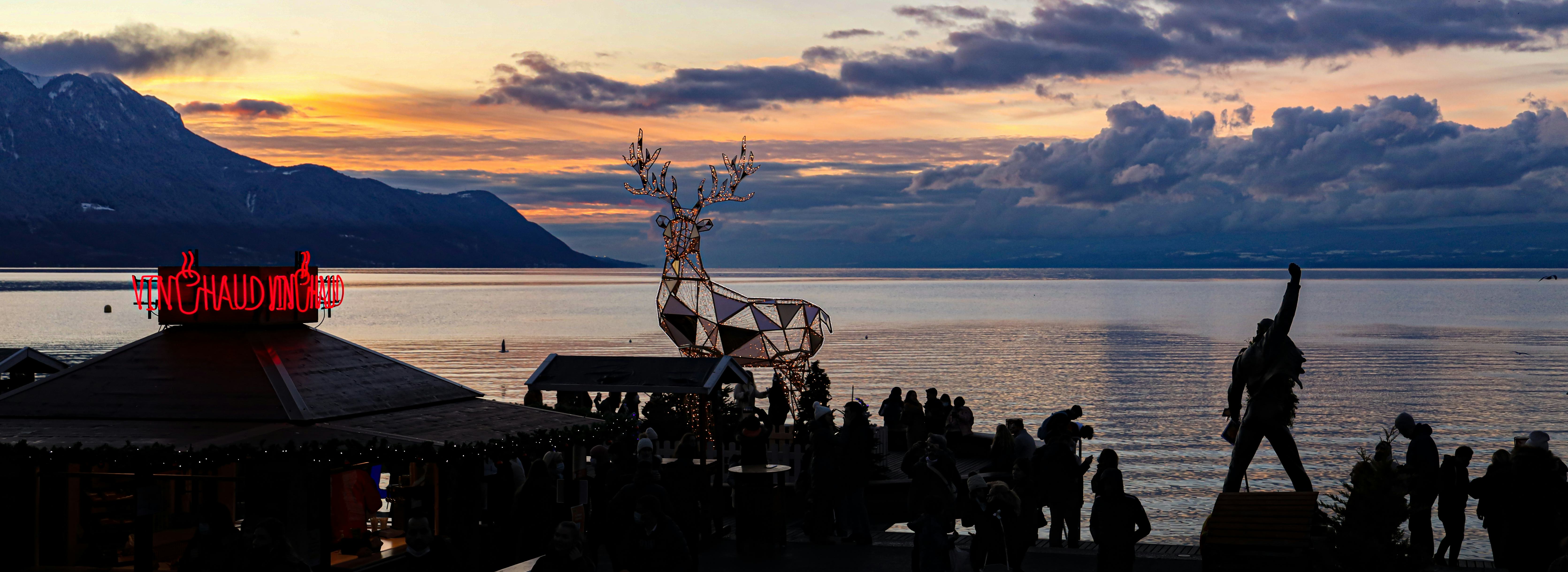 Weihnachtsmarkt in Montreux Abendstimmung auf dem Genfersee