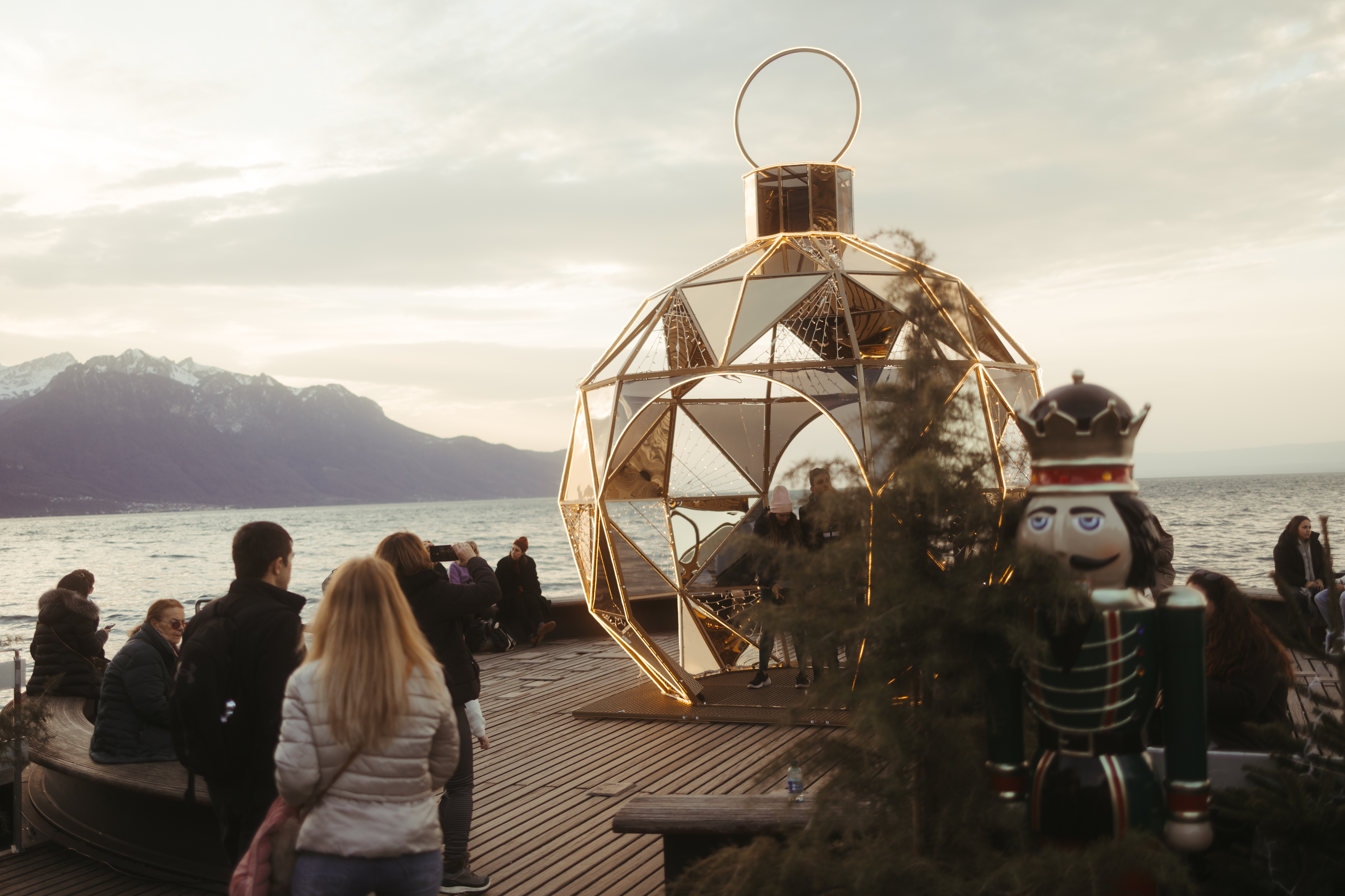 Weihnachtsmarkt in Montreux mit Blick auf den Genfersee