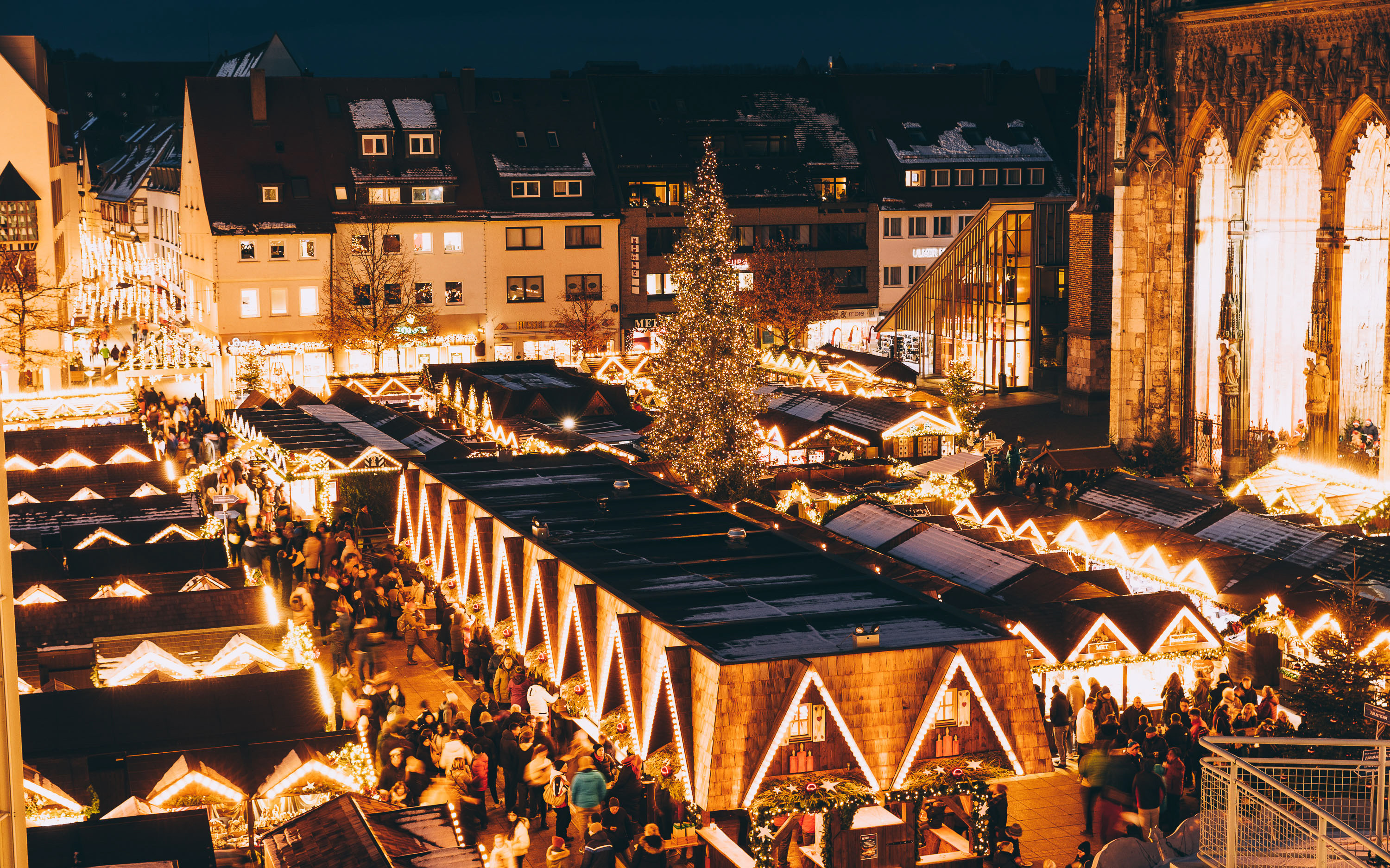 Ulmer Weihnachtsmarkt mit Lichterglaz