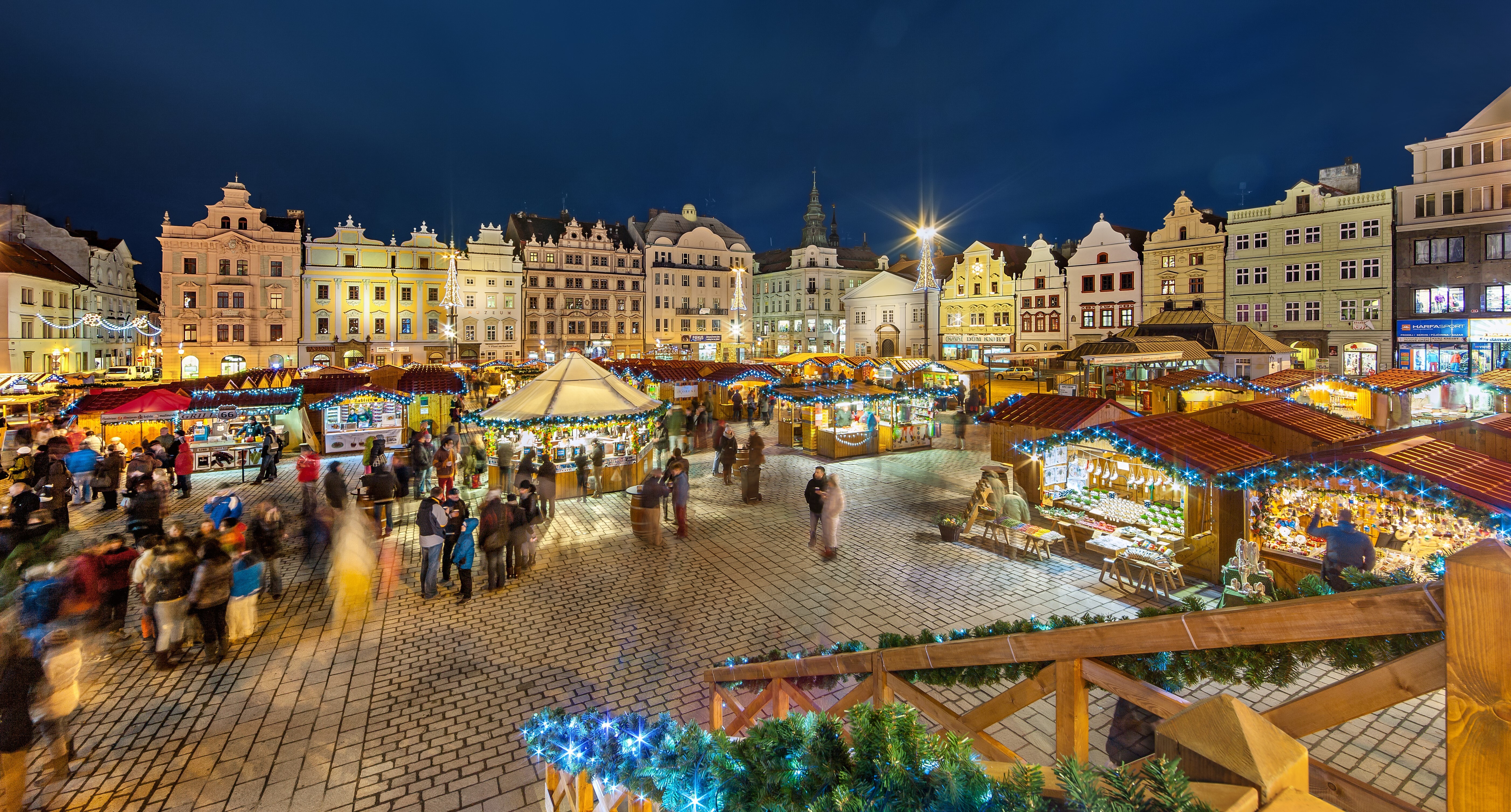 Pilsen Weihnachtsmarkt Libor Svacek bei Nacht